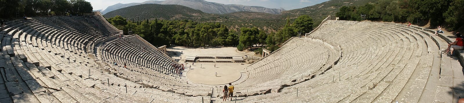 Vaste théâtre antique en demi-cercle creusé dans une colline, avec ses gradins de pierre