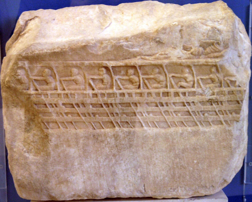 Fragment de relief en marbre montrant les rangées de rameurs d'une trière grecque