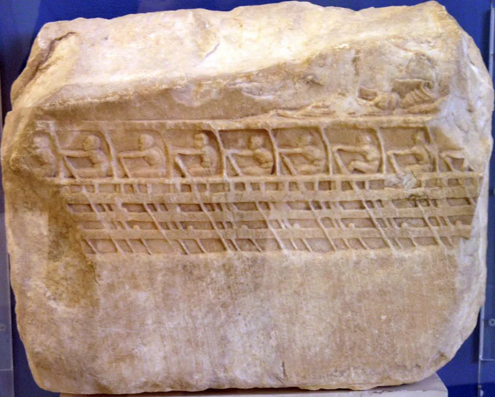 Fragment de relief en marbre montrant les rangées de rameurs d'une trière grecque