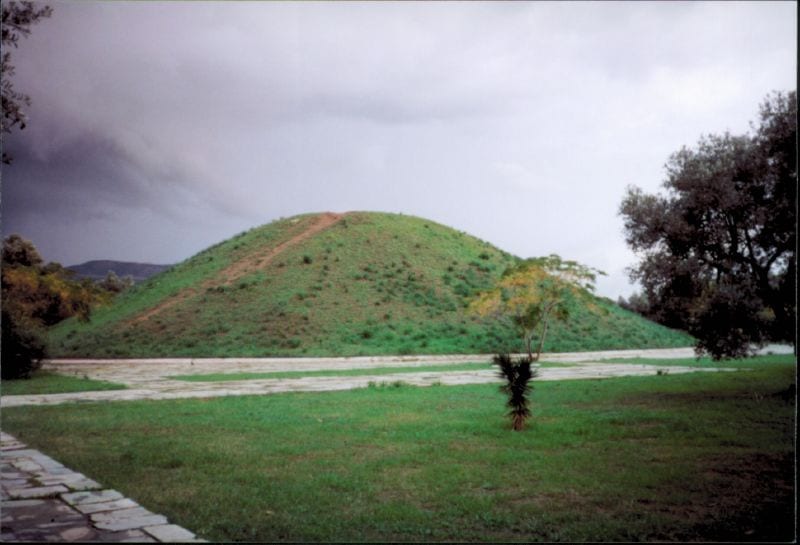 Grande butte de terre couverte d'herbe dans la plaine de Marathon
