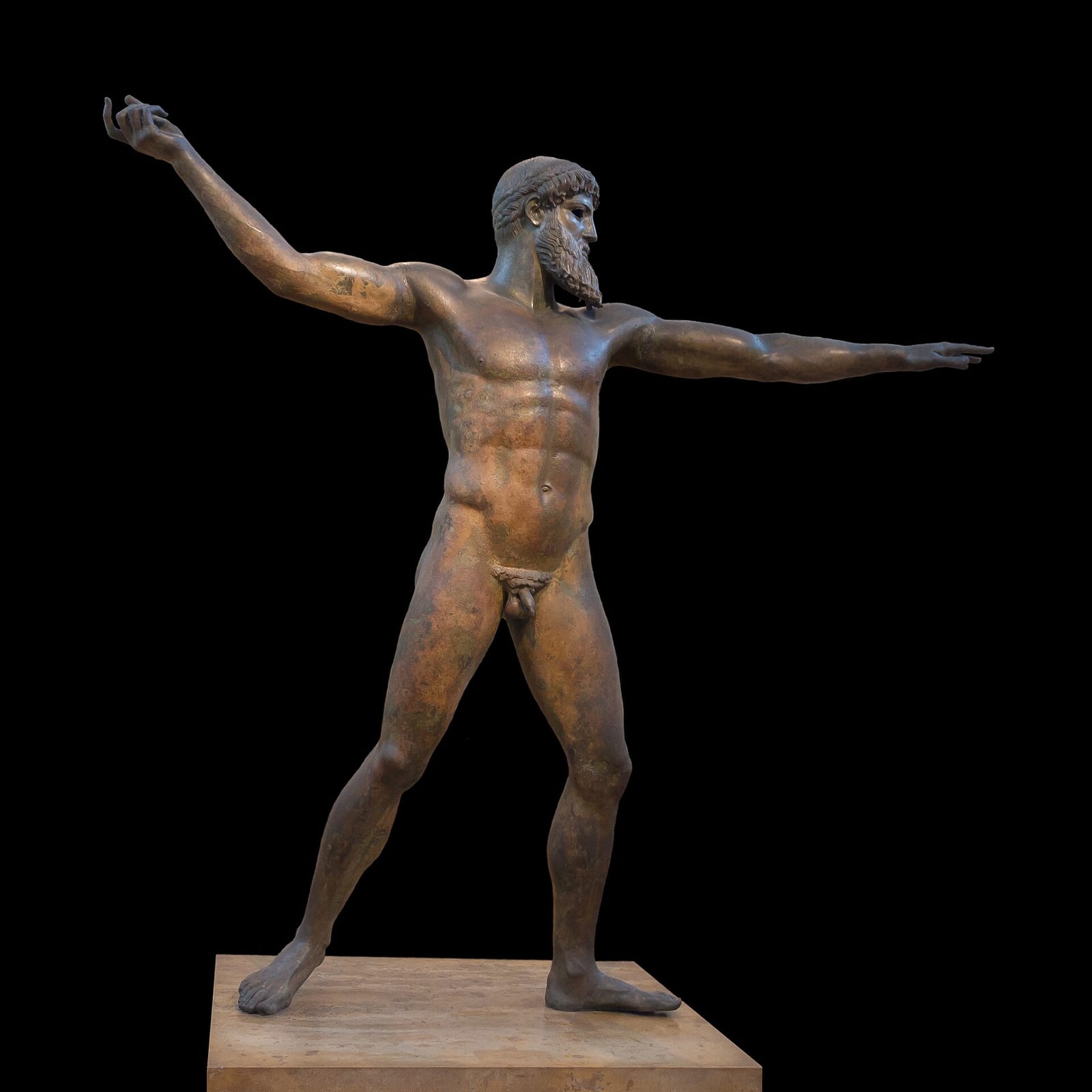 Statue de bronze d'un dieu barbu, bras écartés, prêt à lancer une arme