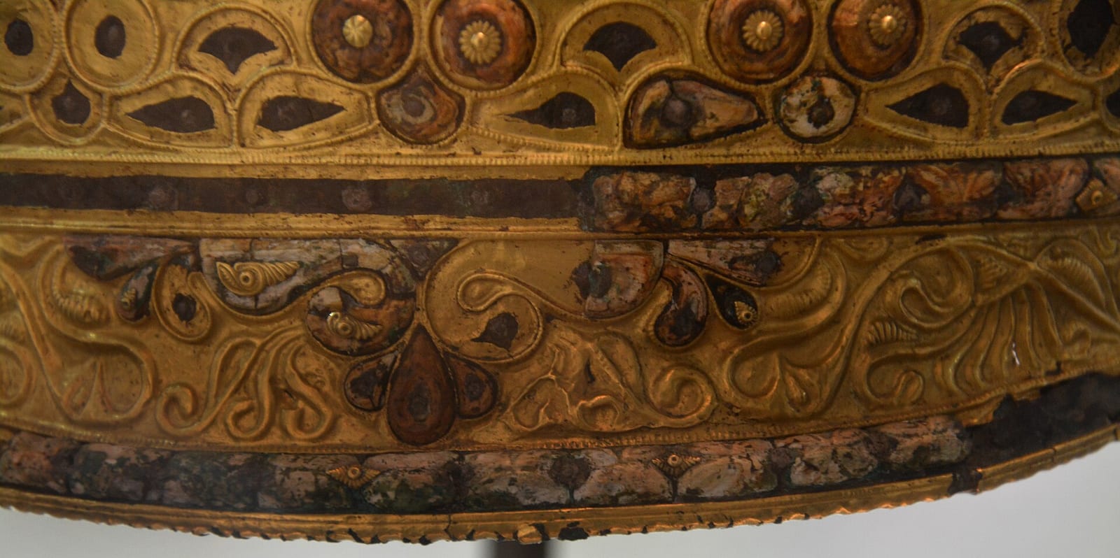 Casque celte recouvert de feuilles d'or et orné de motifs en volutes