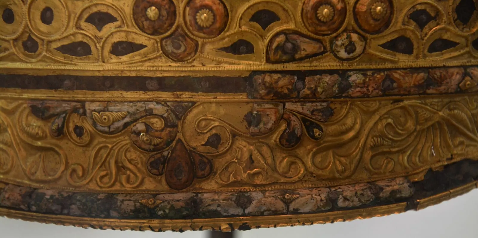 Casque celte recouvert de feuilles d'or et orné de motifs en volutes