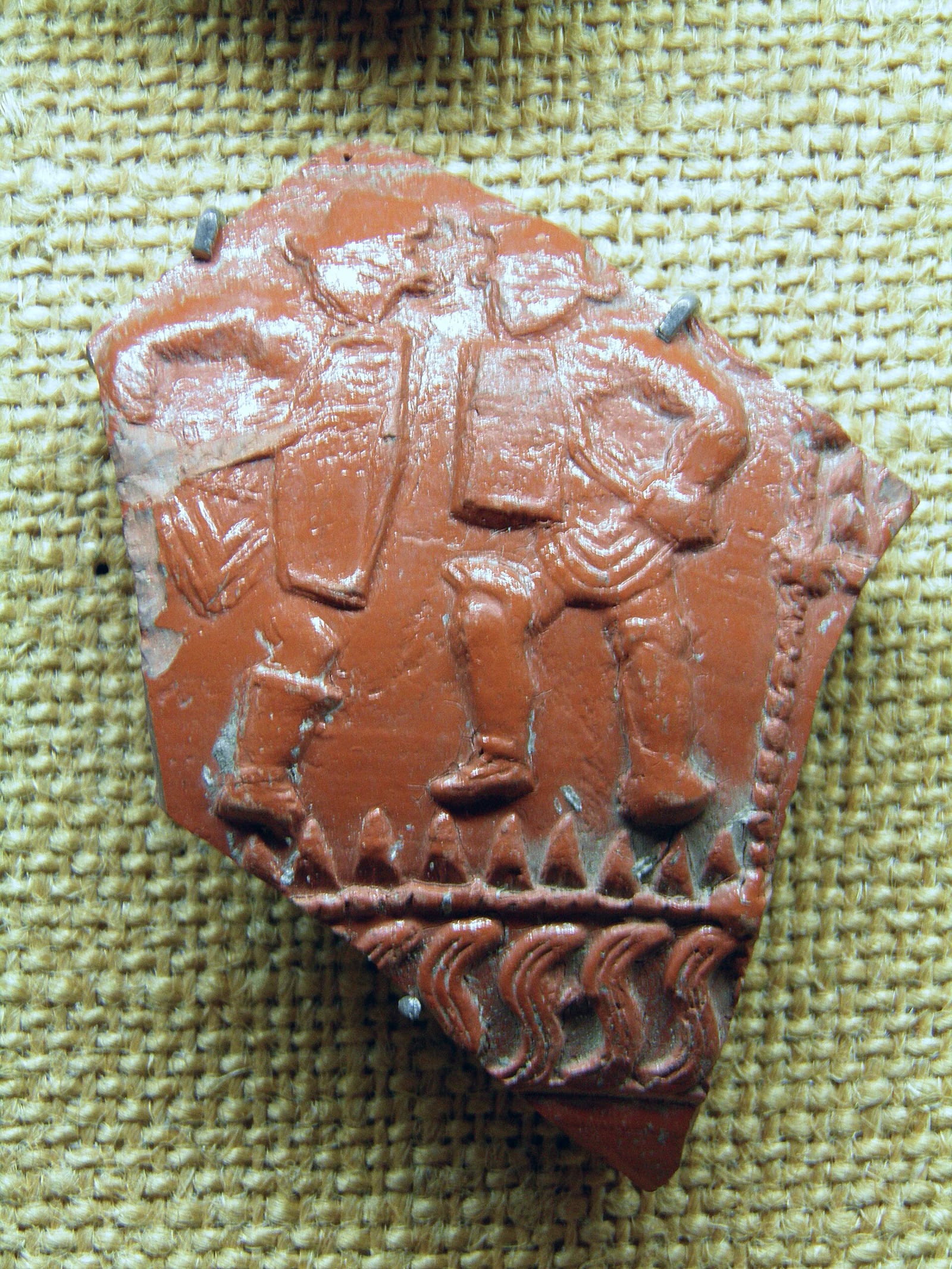 Bol en céramique rouge orangé décoré de scènes en relief