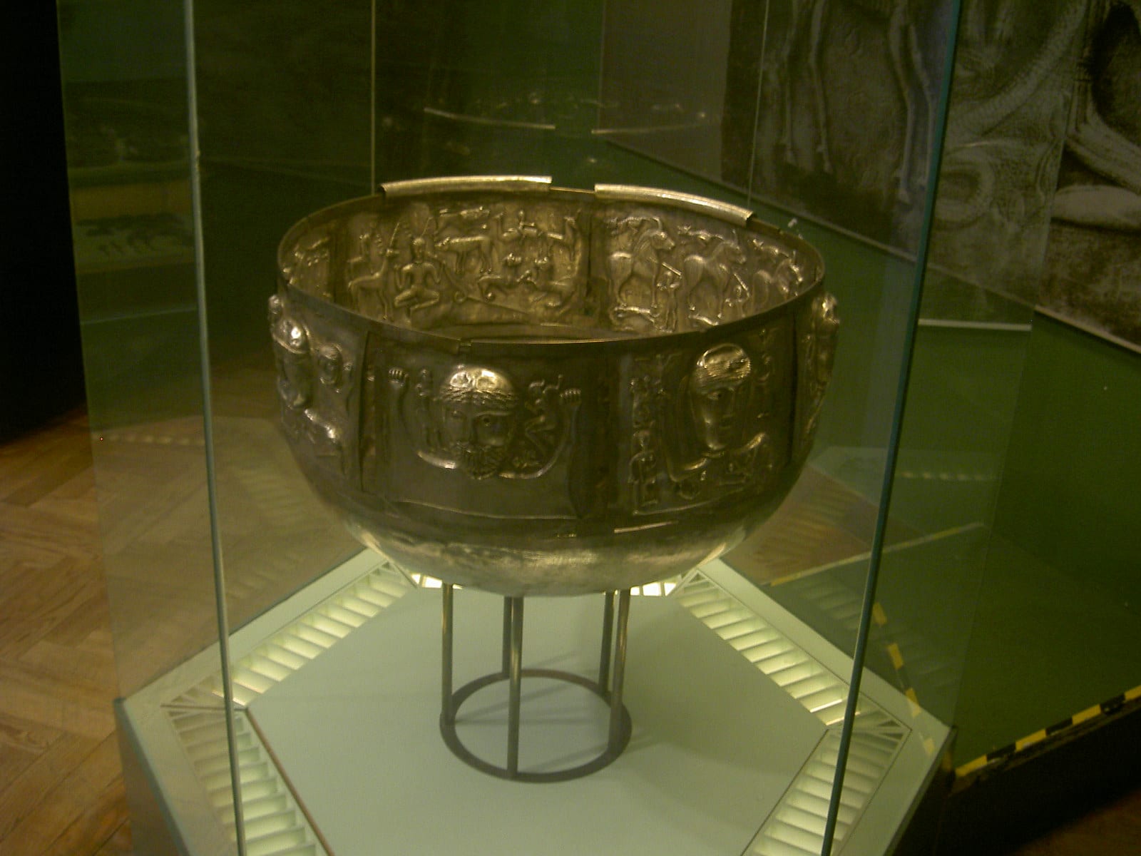 Grand chaudron en argent orné de plaques figurant des dieux et des animaux