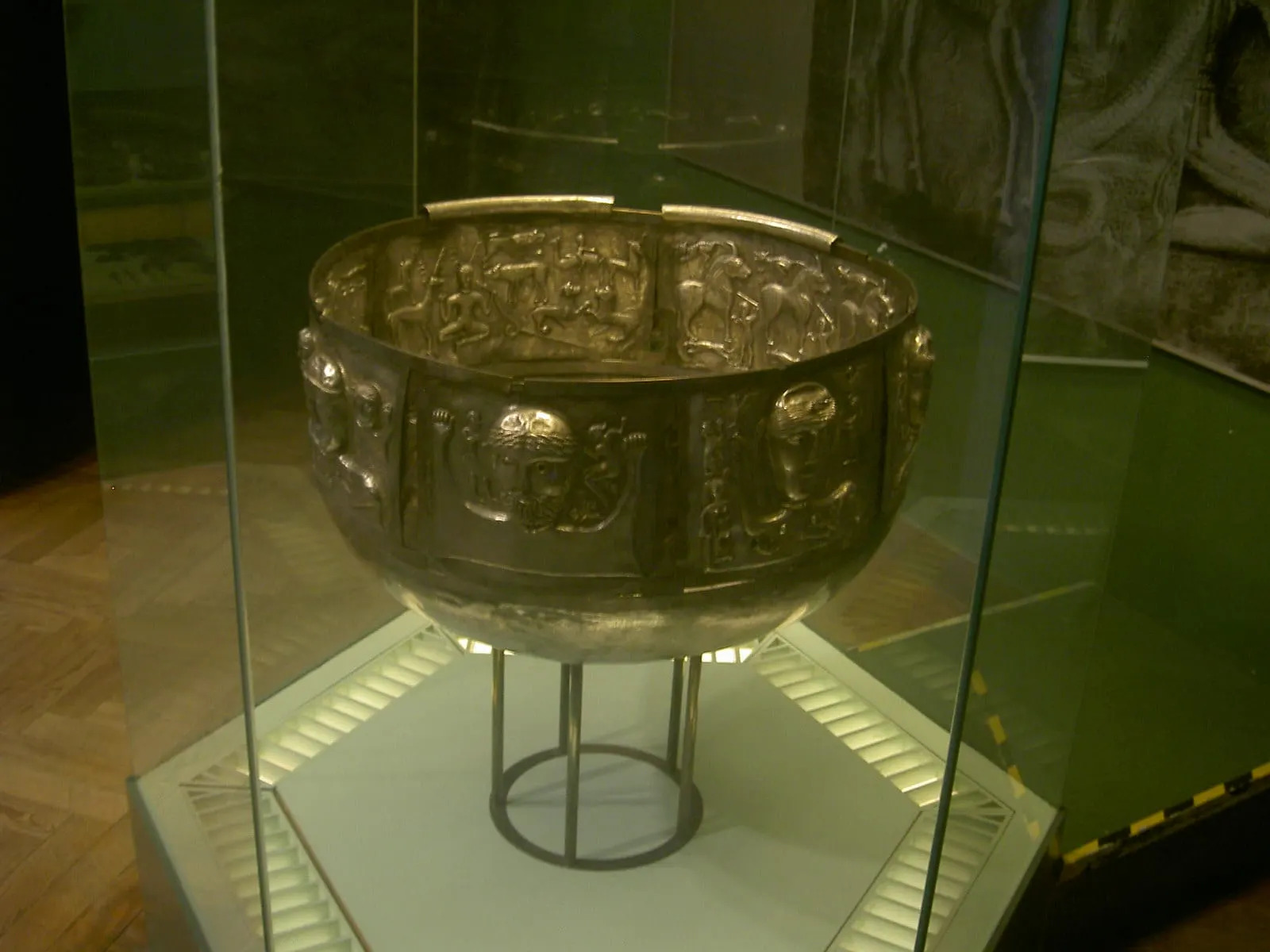 Grand chaudron en argent orné de plaques figurant des dieux et des animaux