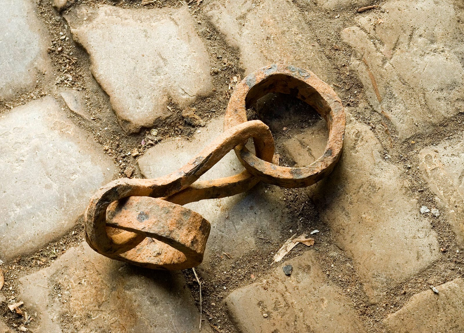 Entrave en fer forgé à deux anneaux, destinée à immobiliser un prisonnier