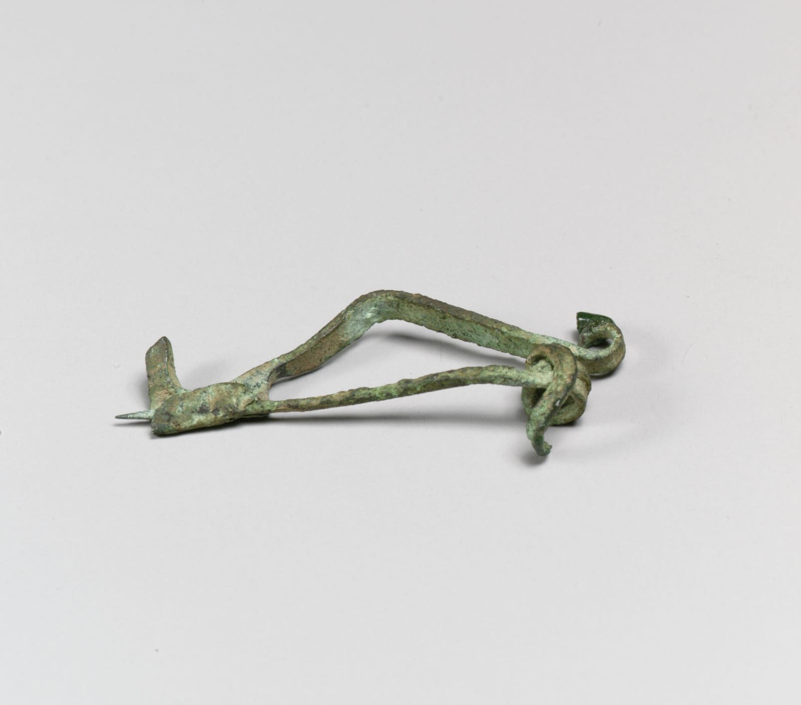 Broche celtique en bronze, à ressort et arc décoré