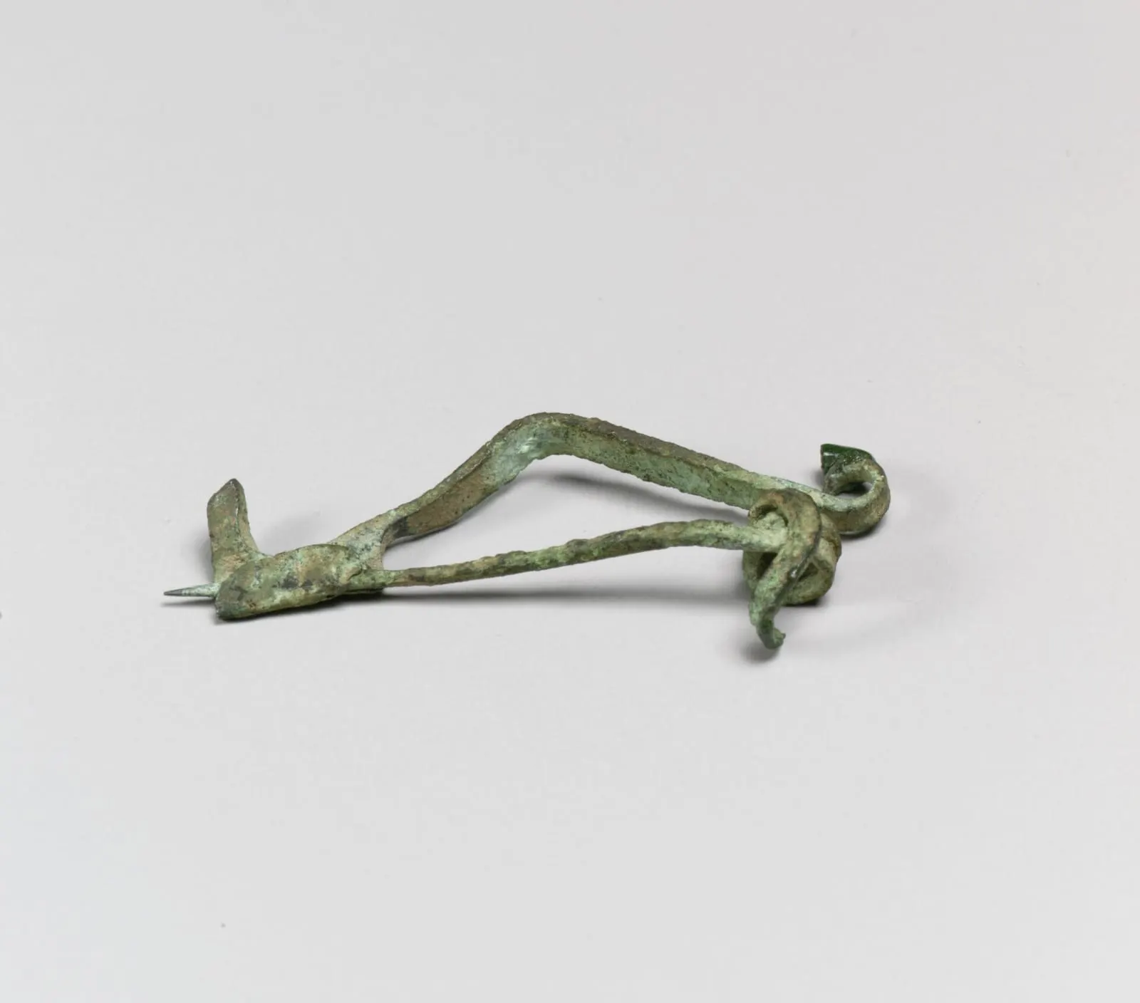 Broche celtique en bronze, à ressort et arc décoré