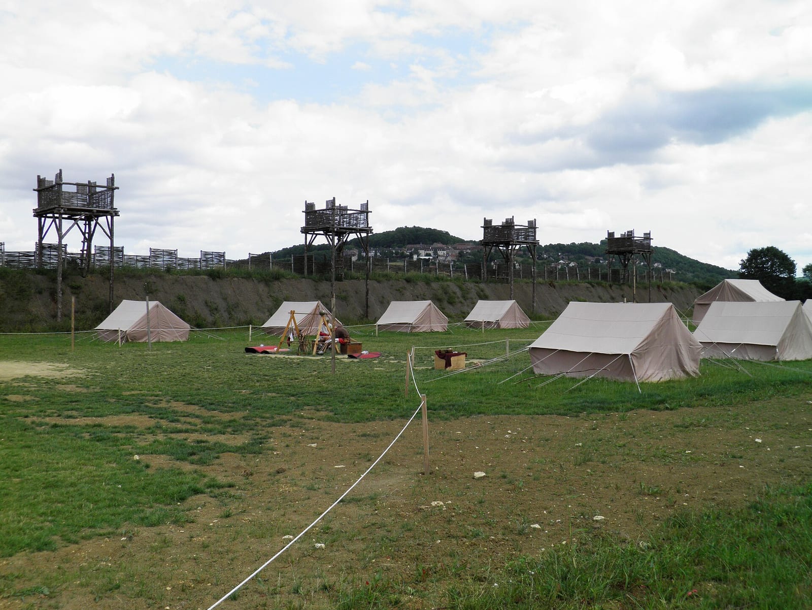 Palissades, fossés et pieux reconstitués entre deux lignes de fortifications romaines