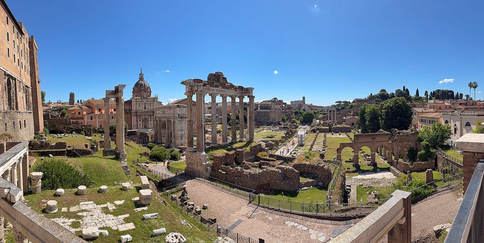 Panorama des ruines du Forum romain, colonnes et arcs de triomphe