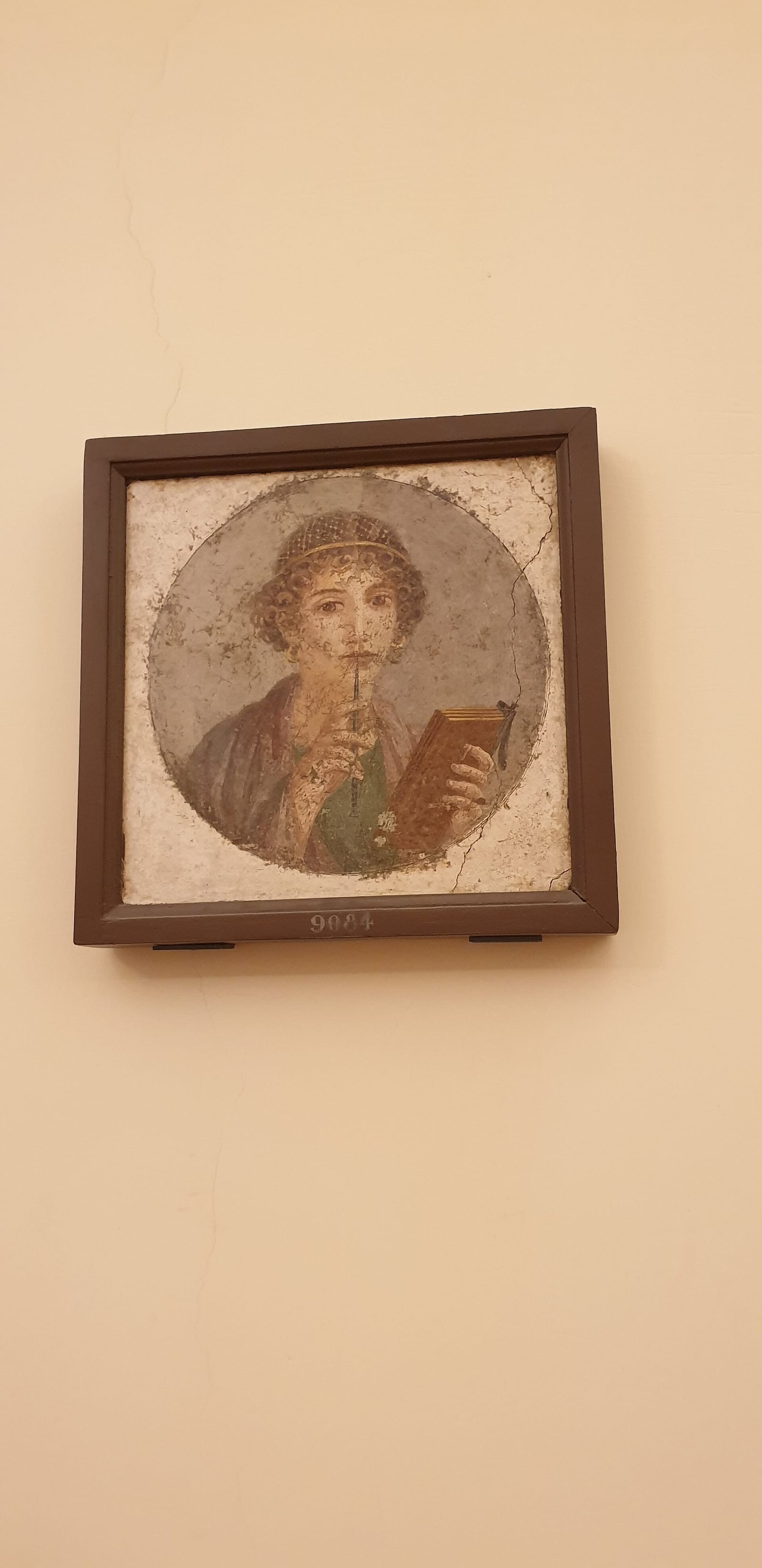 Fresque romaine d'une jeune femme tenant un stylet et des tablettes de cire