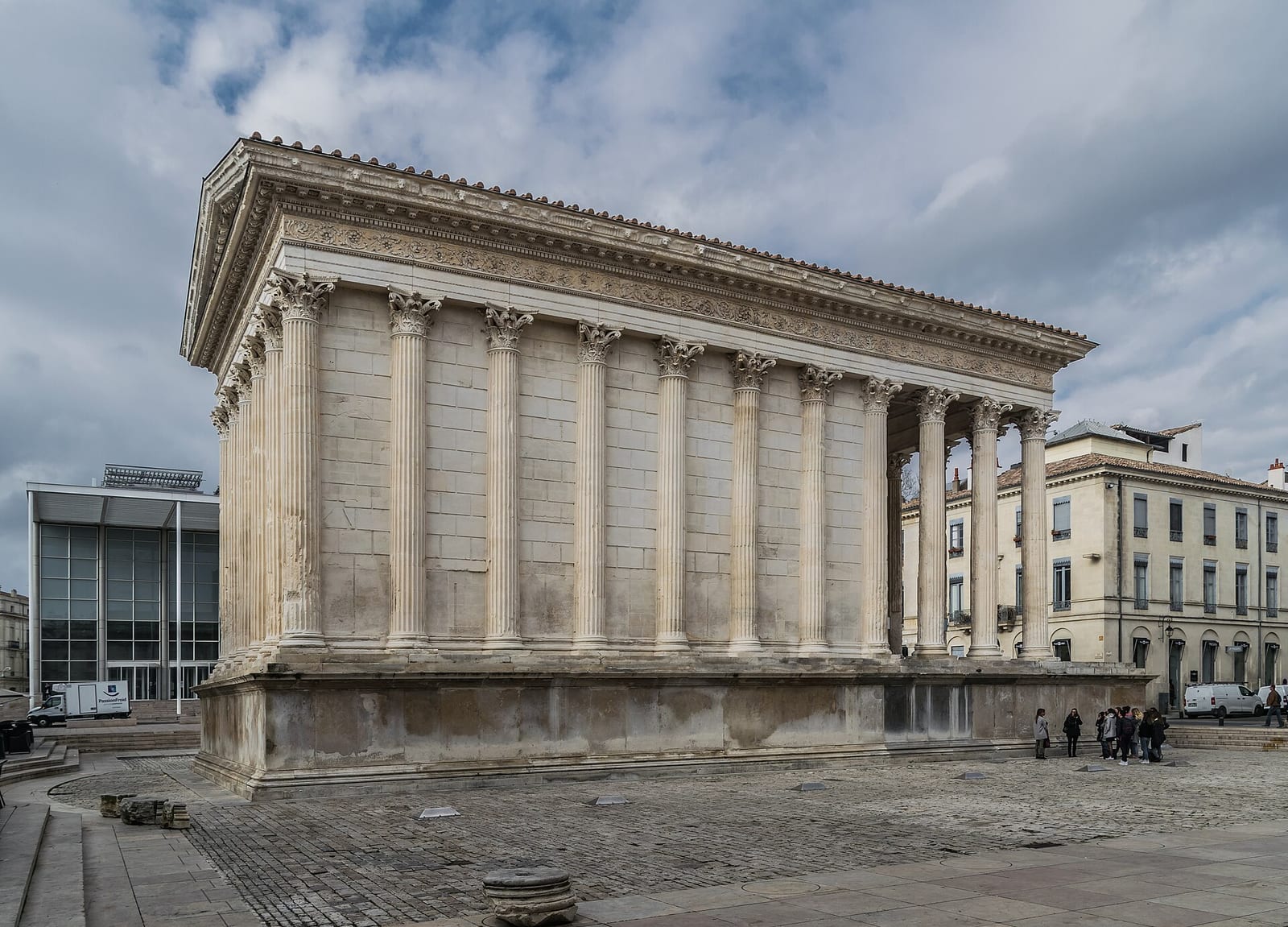 Temple romain rectangulaire à colonnes corinthiennes, la Maison Carrée de Nîmes