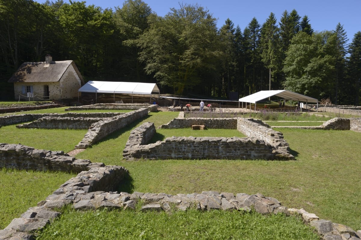 Fondations de pierre dégagées d'une très grande maison sur le site de Bibracte