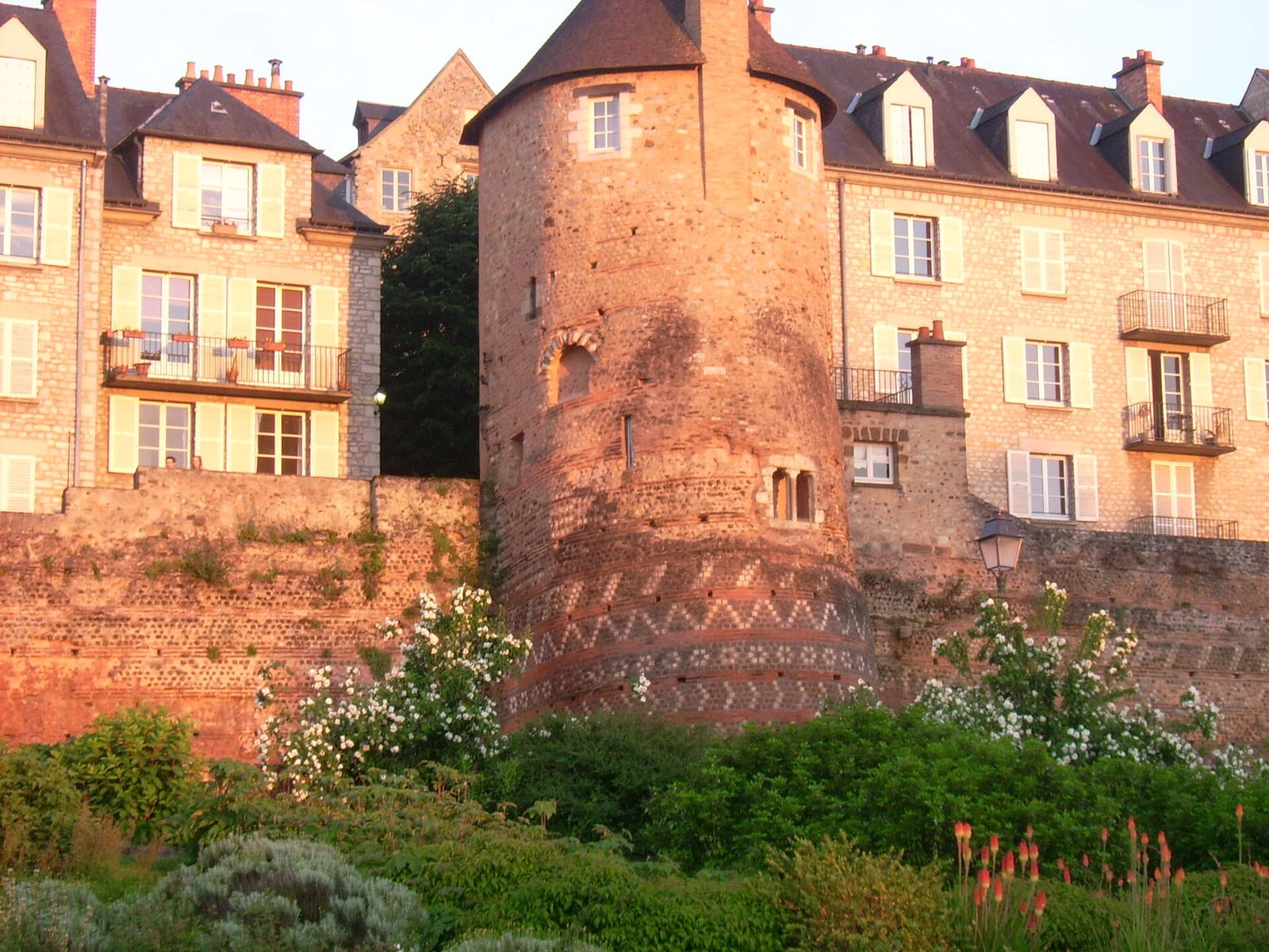 Muraille romaine du Mans, faite d'assises de pierres colorées formant des motifs géométriques