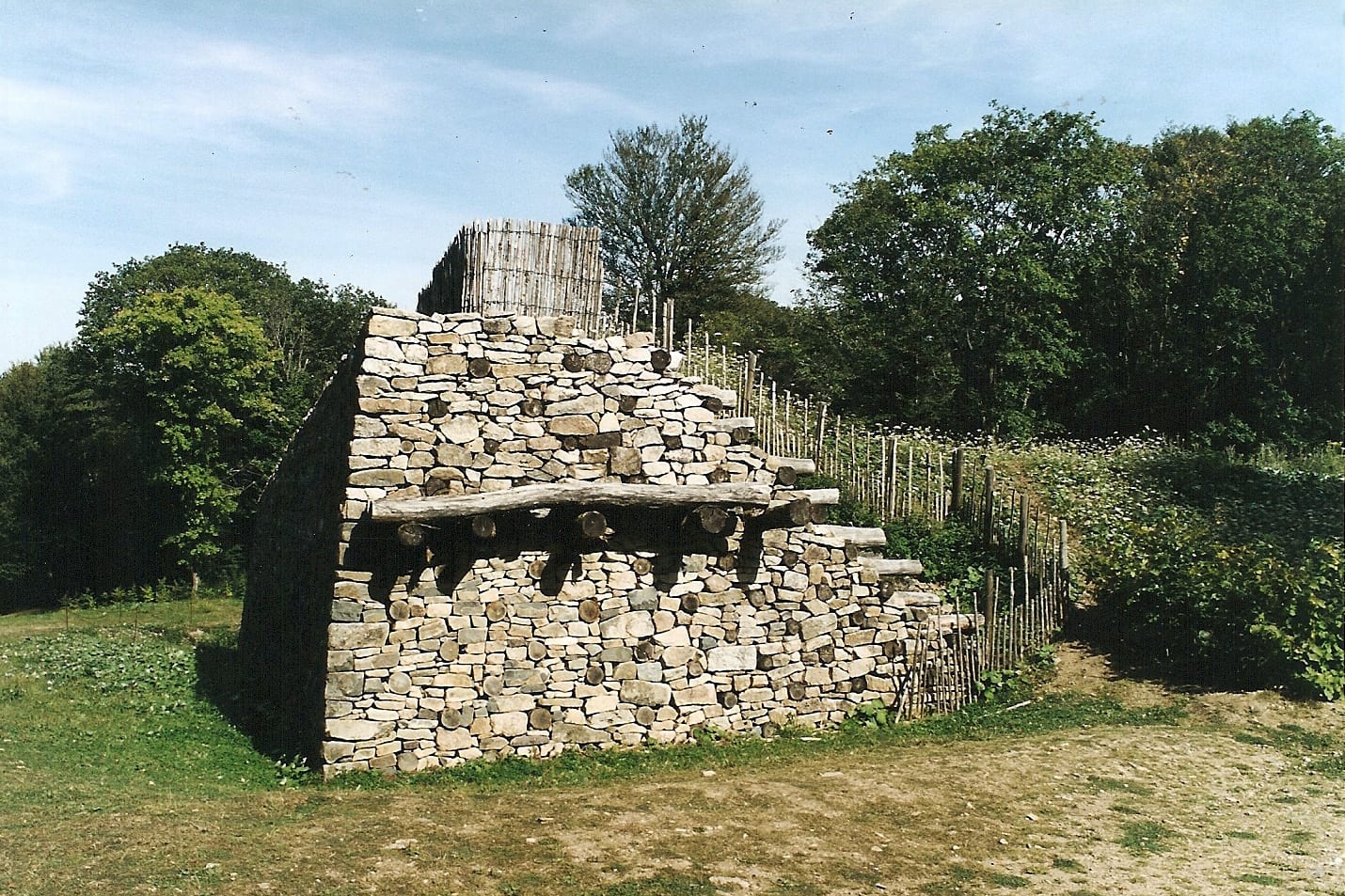 Rempart gaulois de pierres et de poutres reconstitué à l'entrée de l'oppidum de Bibracte