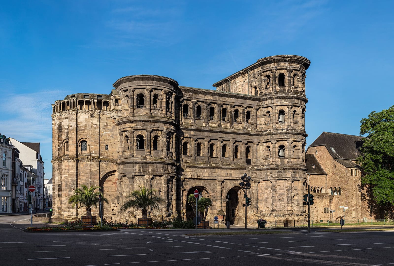 Immense porte fortifiée romaine en pierre sombre, la Porta Nigra de Trèves