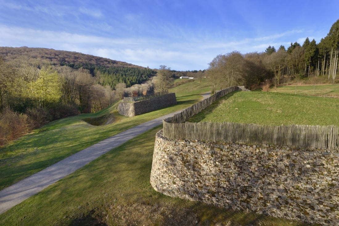 Rempart de pierres et de poutres reconstruit à l'entrée de l'oppidum de Bibracte