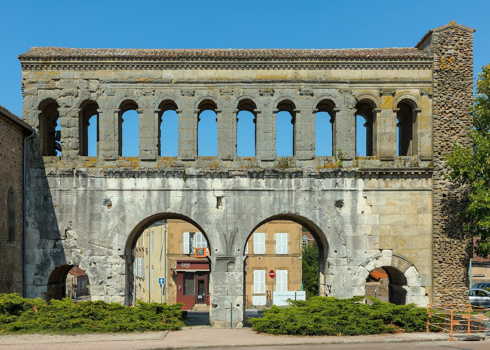 Porte romaine en pierre à deux grandes arches et galerie supérieure, à Autun