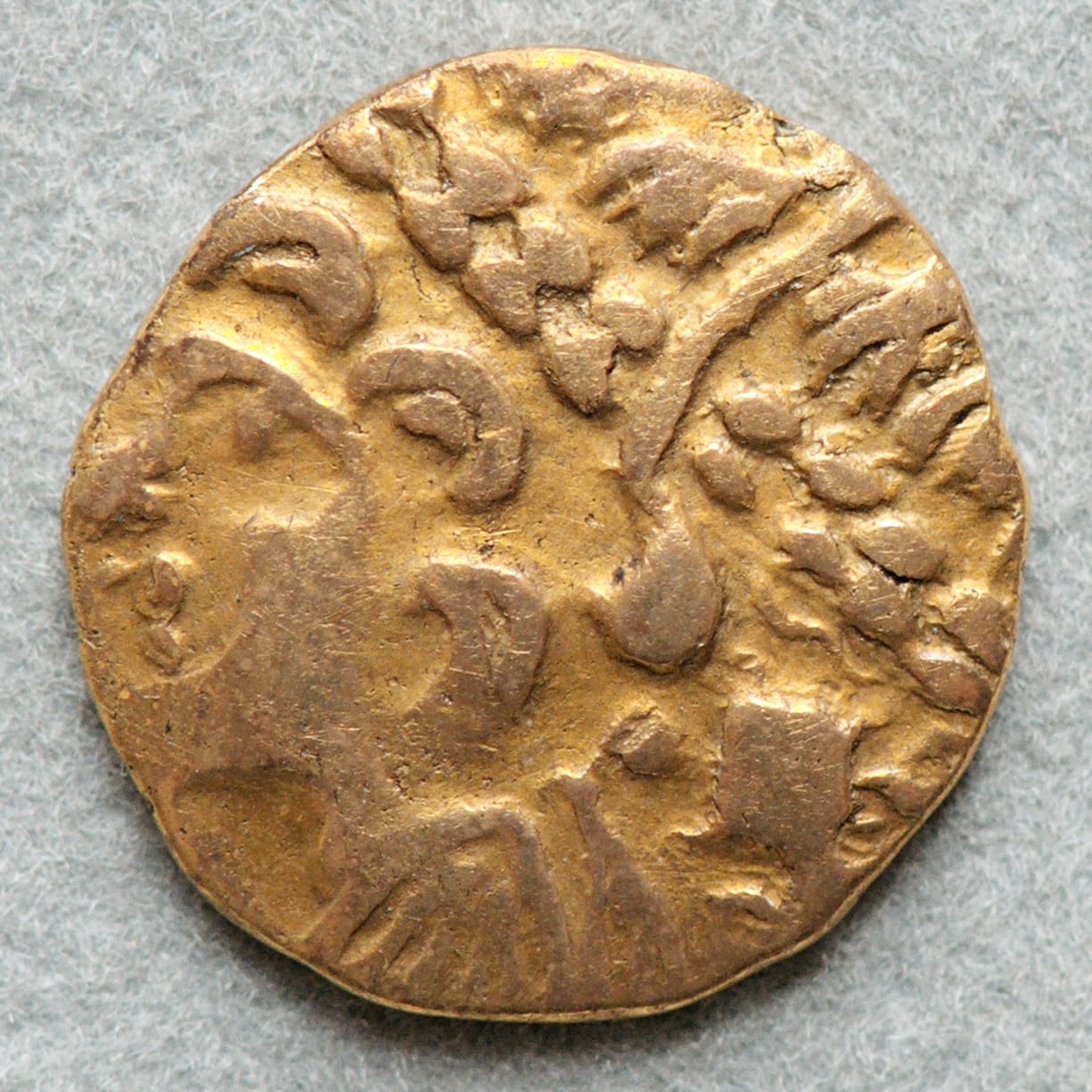 Monnaie gauloise en or montrant un cheval stylisé au revers