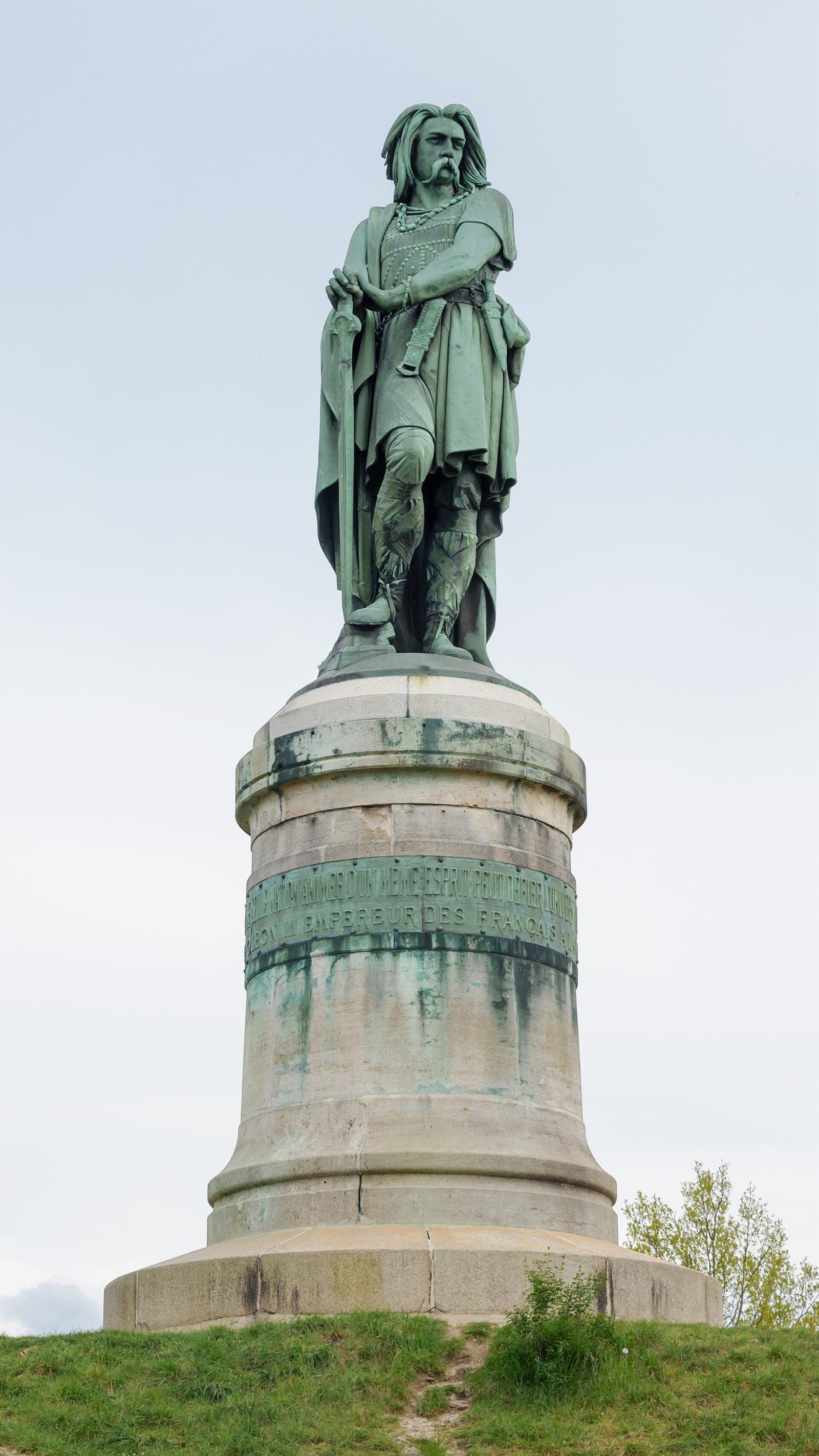 Statue monumentale en cuivre d'un guerrier moustachu appuyé sur son épée