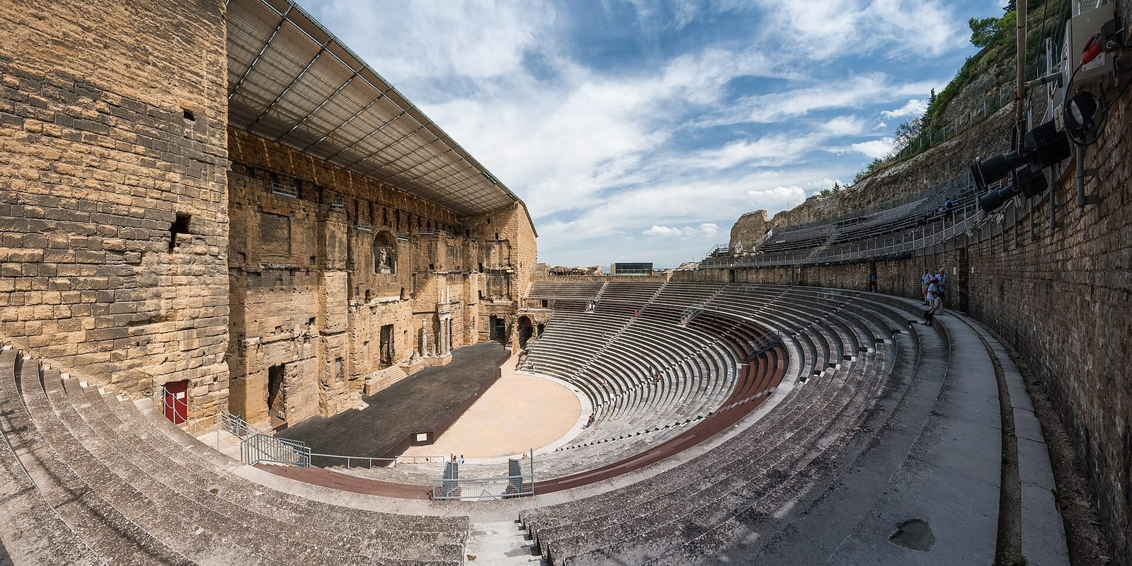 Gradins et mur de scène du théâtre antique d'Orange