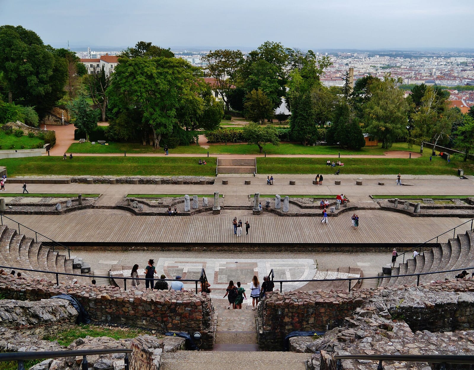 Gradins en demi-cercle du théâtre gallo-romain de Fourvière, à Lyon