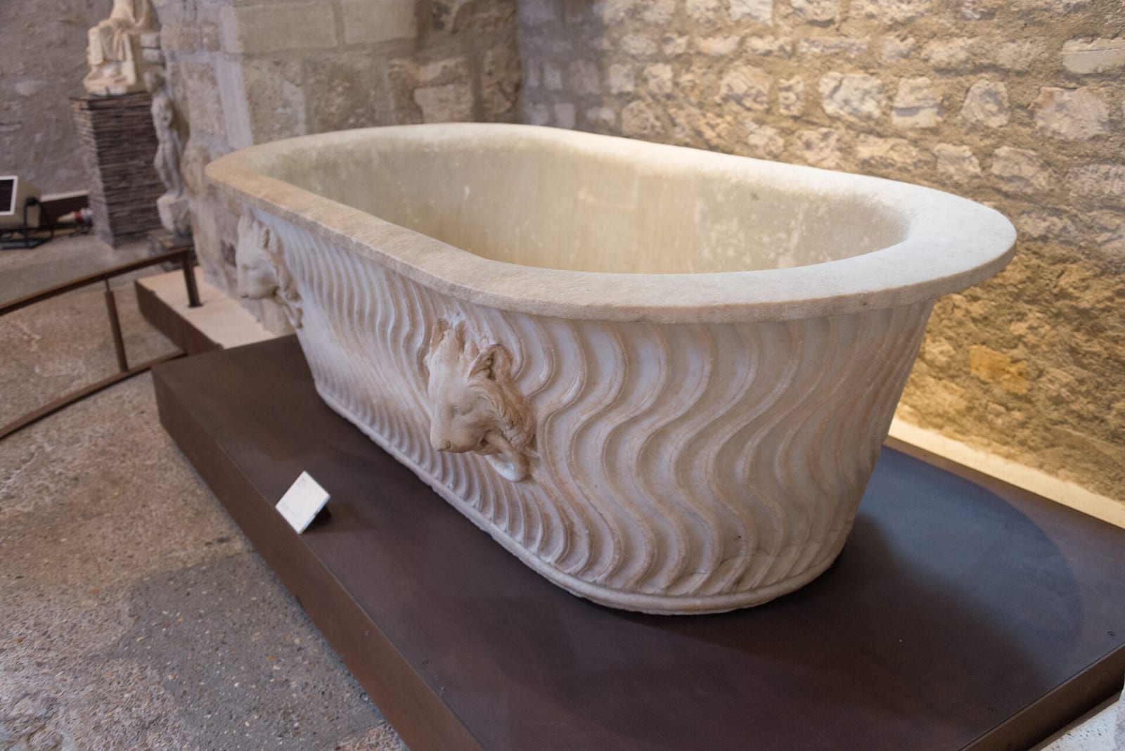 Vaste salle voûtée en pierre, frigidarium des thermes gallo-romains de Cluny