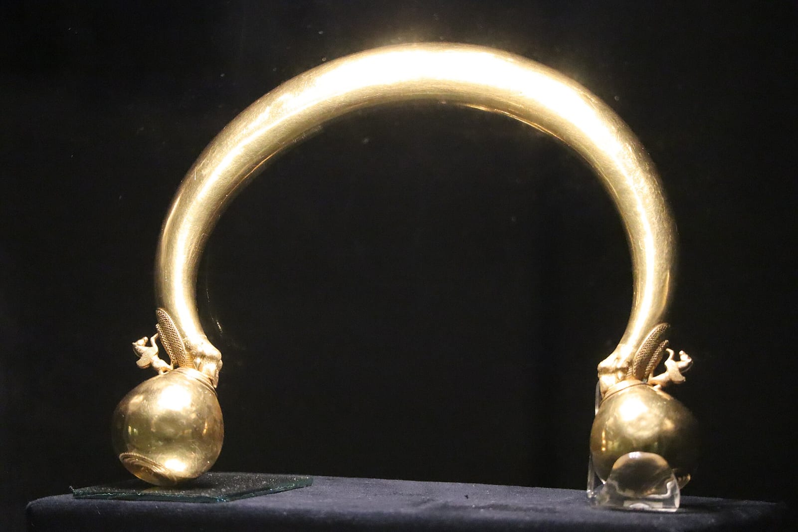 Collier rigide en or orné de petits chevaux ailés, le torque de Vix