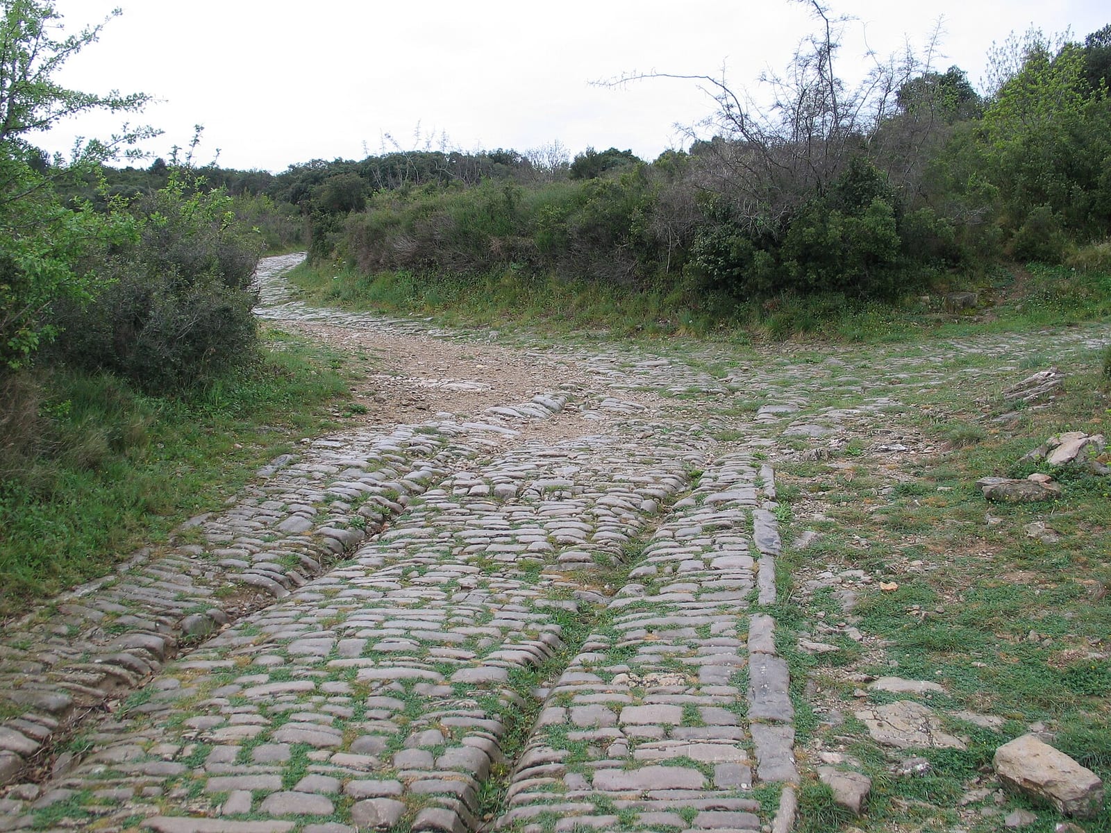 Dalles de pierre d'une voie romaine creusées par les ornières des chariots