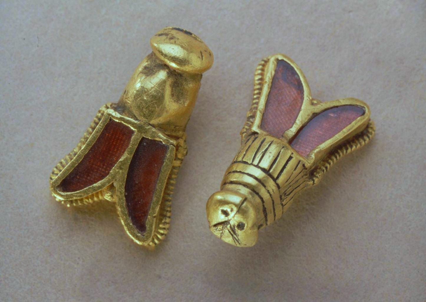 Deux petits objets en or incrustés de grenats rouges, en forme d'insectes