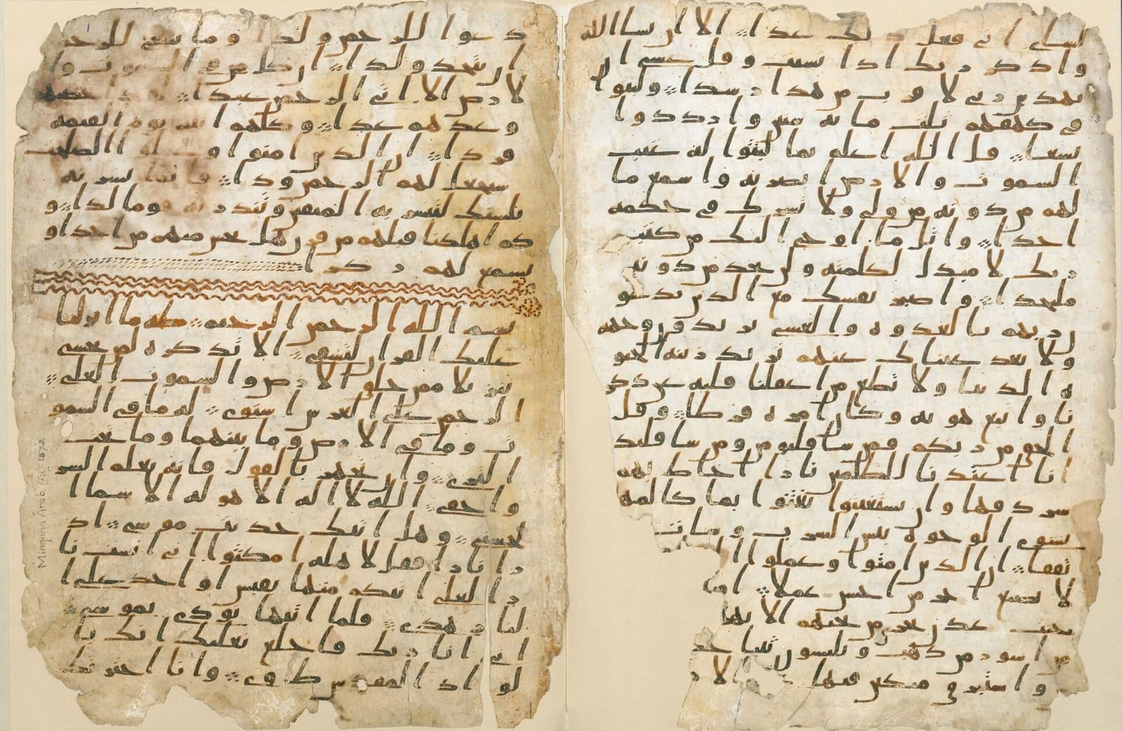 Deux feuillets de parchemin couverts d'une écriture arabe ancienne à l'encre brune