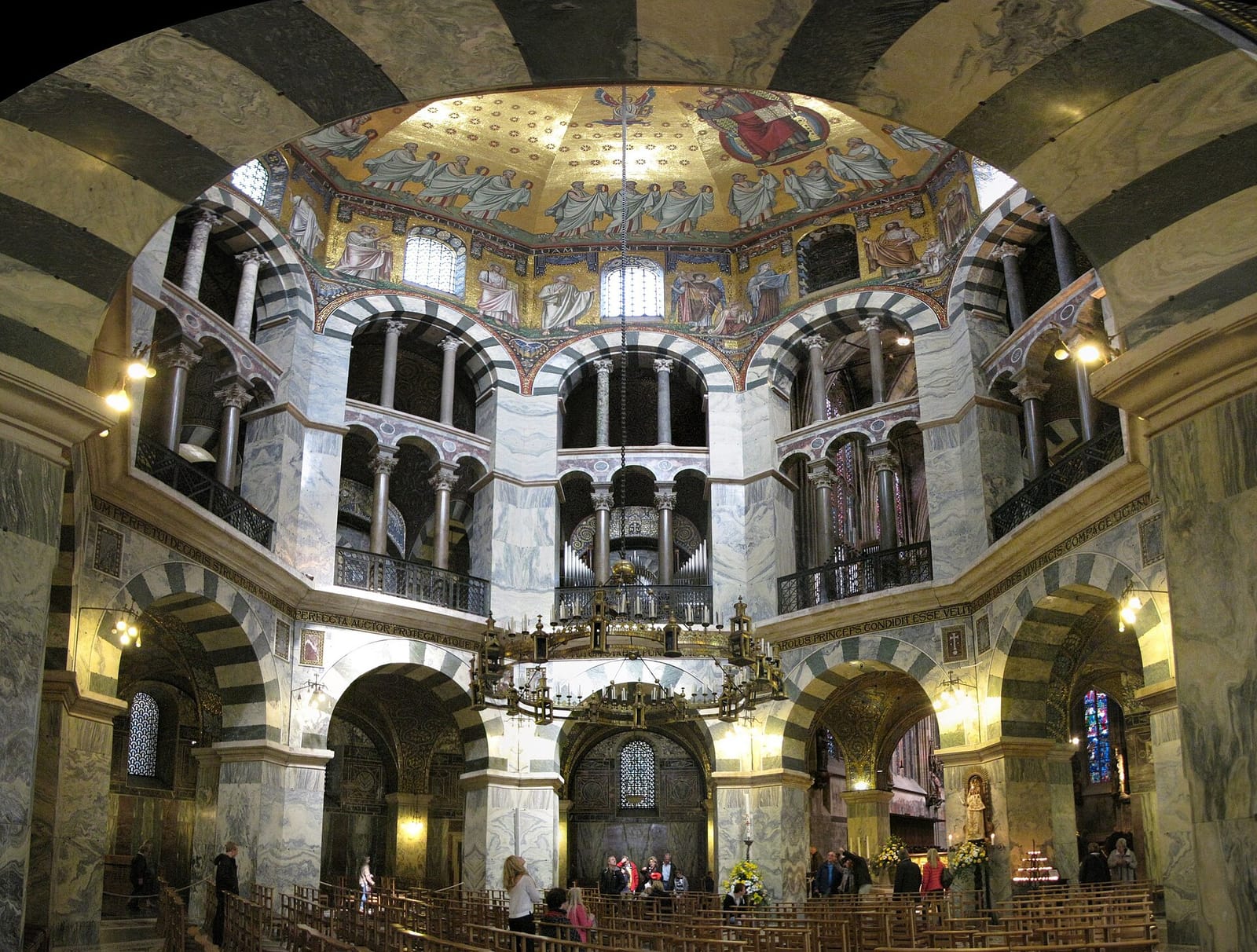 Intérieur d'une chapelle à plan octogonal sur deux niveaux d'arcades, coiffée d'une coupole dorée