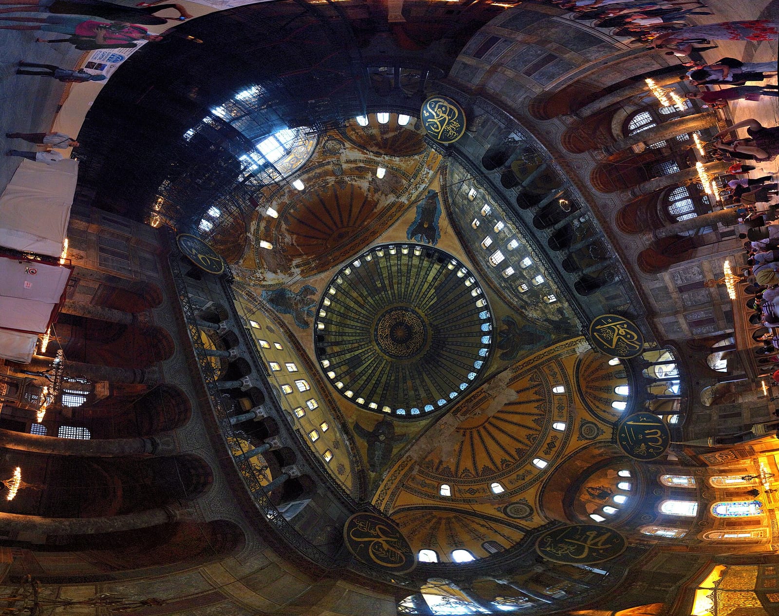 Intérieur d'un vaste édifice surmonté d'une immense coupole percée de fenêtres