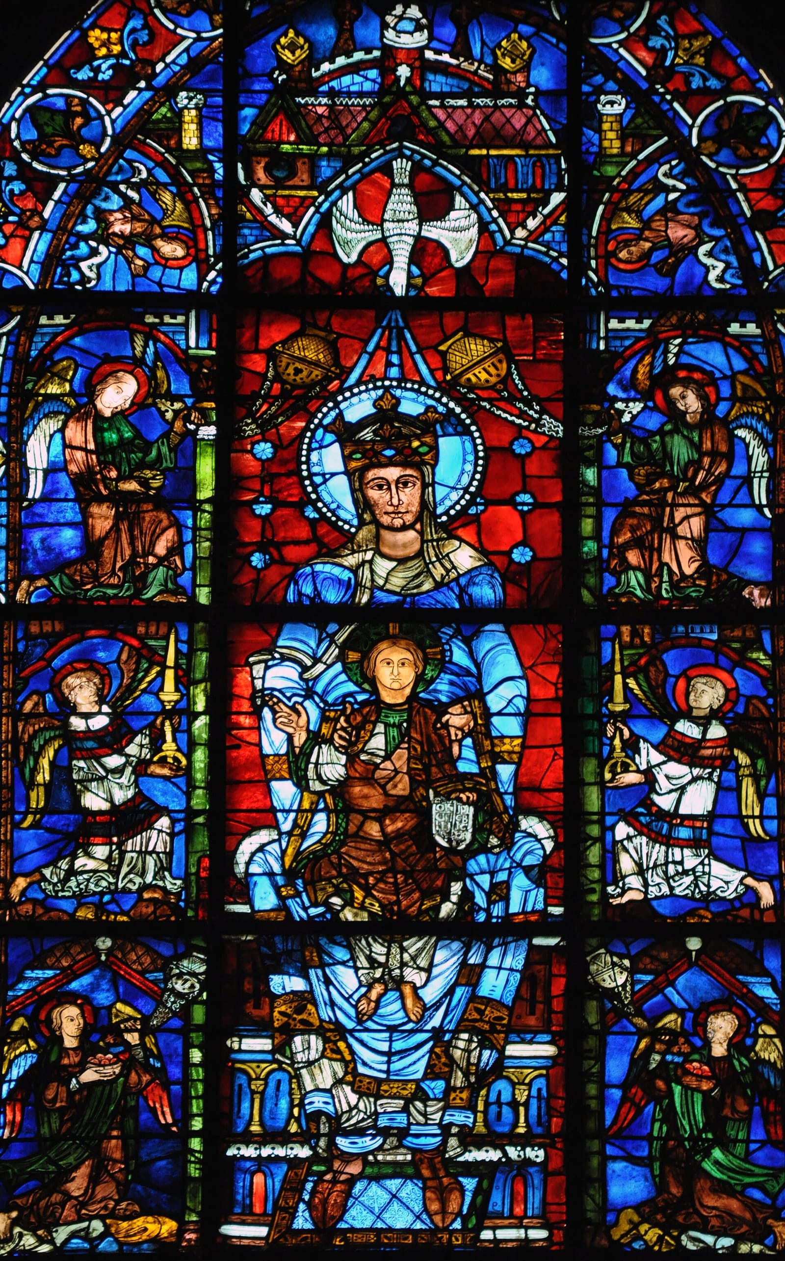 Vitrail bleu et rouge représentant une Vierge à l'Enfant entourée d'anges